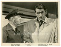 6c647 MIRAGE 8x10 still '65 close up of Gregory Peck with guy wearing union cap!