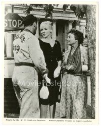 6c648 MISFITS 8x10.25 still '61 sexy Marilyn Monroe & Thelma Ritter talking to man on street!