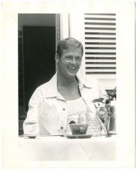 6c762 ROGER MOORE deluxe 8x10 still '80s great smiling portrait sitting outside at table!