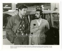 6c879 TAXI DRIVER candid 8.25x10 still '76 Robert De Niro talks to Martin Scorsese by cab on set!