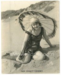 6c937 UNKNOWN ACTRESS ON BEACH deluxe 7.5x9.5 still '10s kneeling in the sand & holding parasol!
