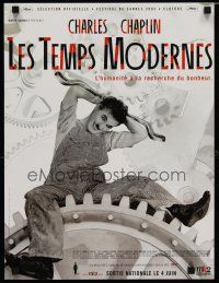 6d192 MODERN TIMES French 15x21 R02 great image of Charlie Chaplin seated on gear!