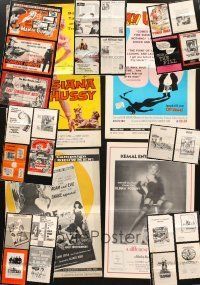 6f041 LOT OF 29 UNCUT PRESSBOOKS '50s-70s great advertising from a variety of movies!