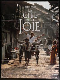 6k607 CITY OF JOY French 1p '92 Patrick Swayze helps the poor people in India!