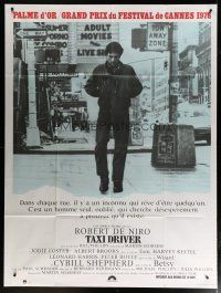 6k947 TAXI DRIVER French 1p '76 classic image of Robert De Niro walking on street,Martin Scorsese!