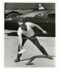 6t423 BULLITT candid 8.25x10 still '68 Steve McQueen playing frisbee by classic Dodge Charger!