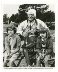 6t621 HELLFIGHTERS candid 8x10 still '69 big John Wayne smiling on set with two young fans!