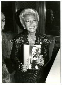 6t708 LANA TURNER 7.25x10 news photo '82 promoting her autobiography by Robin Platter!