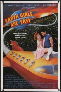 8c238 EARTH GIRLS ARE EASY 1sh '89 great image of Geena Davis & alien Jeff Goldblum on space ship!
