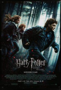 8c333 HARRY POTTER & THE DEATHLY HALLOWS PART 1 advance DS 1sh '10 Daniel Radcliffe on the run!