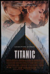 8c764 TITANIC DS 1sh '97 great romantic image of Leonardo DiCaprio & Kate Winslet, James Cameron