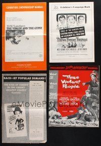 8d059 LOT OF 45 UNCUT PRESSBOOKS '50s-70s great advertising images from a variety of movies!