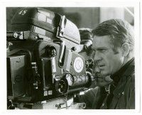 8h171 BULLITT candid 8x10 still '68 Steve McQueen goes behind the camera to view the setting!