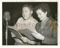 8h192 CHARLES LAUGHTON/ELSA LANCHESTER 8.25x10 still '40 husband & wife on Kraft Music Hall radio!