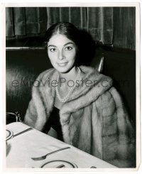 8h706 PIER ANGELI 8.25x10 still '60s the pretty star wearing fur at Sardi's in New York by Wagner!