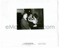 8h707 PLACE IN THE SUN candid 8.25x10 still R59 George Stevens with Montgomery Clift & Liz Taylor!