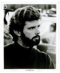 9a072 AMERICAN GRAFFITI candid 8.25x10 still '73 youthful portrait of director George Lucas!