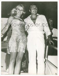 9a151 BRIGITTE BARDOT French 7.5x9.5 news photo '66 arriving in Tahiti with Gunther Sachs!