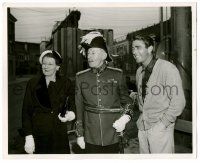 9a705 PETER LAWFORD deluxe 8.25x10 still '52 smiling with his parents on the set of Rogue's March!