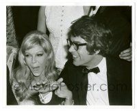 9a959 WARREN BEATTY/NANCY SINATRA 8x10 still '68 laughing together at the Golden Globe Awards!