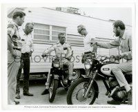 9a979 WINNING candid 8.25x10 still '69 Paul Newman on motorcycle discusses a scene with director!