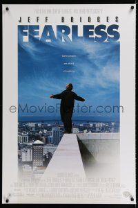 9b235 FEARLESS DS 1sh '93 Peter Weir directed, Jeff Bridges standing on edge of rooftop!
