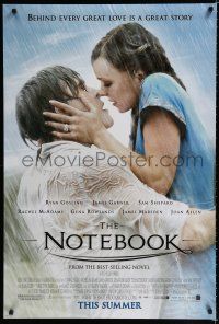 9b527 NOTEBOOK advance DS 1sh '04 romantic close up of Ryan Gosling & Rachel McAdams in rain!