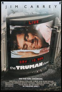 9b790 TRUMAN SHOW advance DS 1sh '98 cool image of Jim Carrey on large screen, Peter Weir!