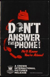 9c124 DON'T ANSWER THE PHONE pressbook '80 he'll know you're alone, sexy horror!