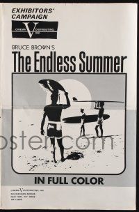 9c137 ENDLESS SUMMER pressbook '67 Bruce Brown surfing classic, great image of surfers on beach!