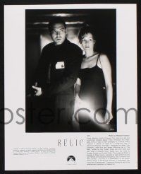 9c827 RELIC presskit w/ 6 stills '97 great images of Penelope Ann Miller, Tom Sizemore!