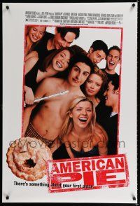 9m050 AMERICAN PIE DS 1sh '99 Jason Biggs, Chris Klein, Tara Reid, wacky teen comedy!