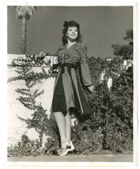 9y086 ANN RUTHERFORD 8.25x10 still '42 pretty in navy & white checked jersey, resort-day clothes!