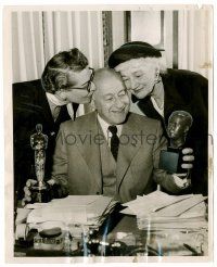 9y183 CECIL B. DEMILLE 8.25x10 news photo '53 with his Thalberg Award & his Best Picture Oscar!