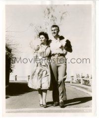 9y457 JEAN SIMMONS/STEWART GRANGER 8.25x10 still '55 with her 16 years older husband & dog!