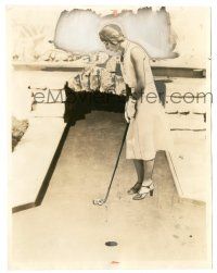 9y562 MARY PICKFORD 7.25x9.5 news photo '30 practicing on miniature golf course, soon to be public!