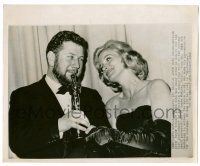 9y671 PETER USTINOV/EVA MARIE SAINT 8.25x10 news photo '61 she's giving him his Oscar for Spartacus!