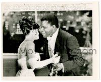 9y801 SIDNEY POITIER/ANNE BANCROFT 8x10 news photo '64 she's giving him his Best Actor Oscar!