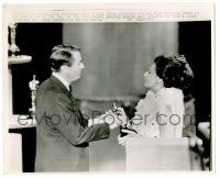 9y823 SOPHIA LOREN/GREGORY PECK 8x10 news photo '63 getting his Oscar for To Kill a Mockingbird!