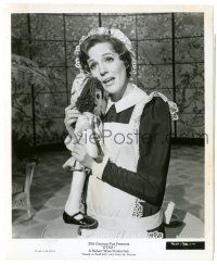 9y836 STAR 8.25x10 still '68 Julie Andrews singing Someone To Watch Over Me with rag doll!