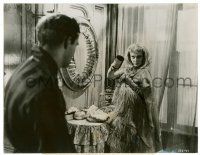 9y854 STREETCAR NAMED DESIRE 7.5x9.5 still '51 crazy Vivien Leigh threatens Marlon Brando w/bottle!