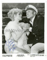 1a379 BERNADETTE PETERS signed 8.25x10.25 still '76 great close up with Mel Brooks in Silent Movie!