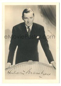 1a304 HERBERT MARSHALL signed deluxe 5x7 still with printed envelope '30s in suit & tie behind couch