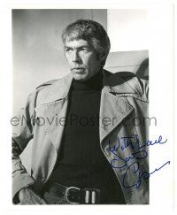 1a468 JAMES COBURN signed 8.25x10 still '60s great waist-high portrait of the leading man!