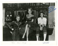 1a530 MARIE WINDSOR signed 8x10.25 still '55 great candid on saloon bar from Two-Gun Lady!