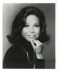 1a839 MARY TYLER MOORE signed 8.25x10 REPRO still '80 smiling portrait holding gold necklace!