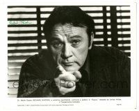 1a575 RICHARD BURTON signed 8.25x10 still '77 as psychiatrist pointing accusing finger from Equus!