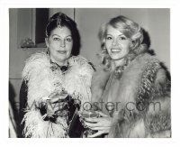 1m123 AVA GARDNER/MISTY ROWE 8x10 news photo '76 at the premiere of Anastasia on the London stage!