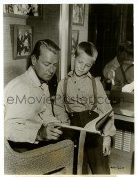 1m083 ALAN LADD/DAVID LADD candid 7.5x9.75 still '57 proud father goes over lines with his son!