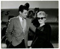 2d038 BUS STOP candid 8.25x10 still '56 Don Murray & sexy Marilyn Monroe in sunglasses at airport!